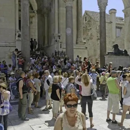 アパート Stanic - Away From !